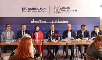 Sivas Belediye Başkanı Dr. Adem Uzun, kentte görev yapan basın mensuplarıyla bir araya geldi