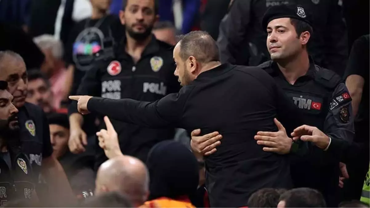 Taraftarlar yaka paça stadyumdan atıldı! Galatasaray-PAOK maçı öncesinde olay çıktı