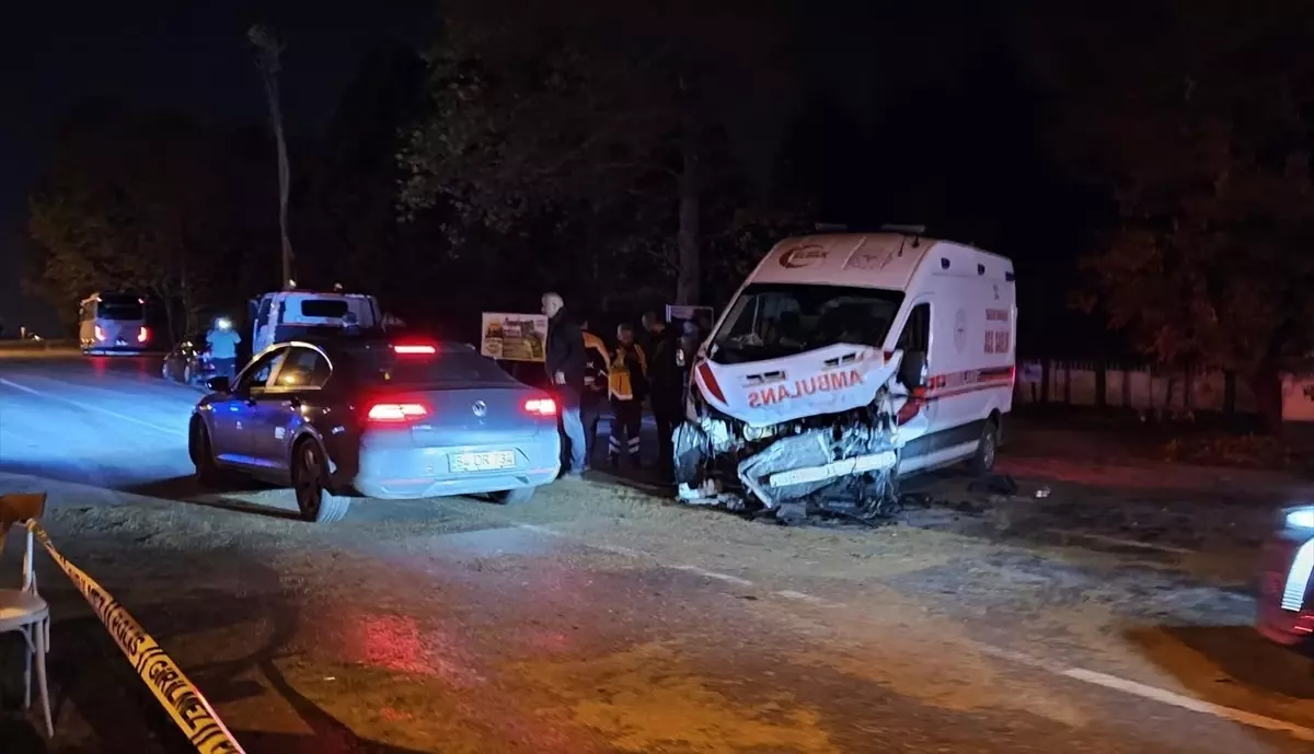 Sakarya’da ambulansın karıştığı zincirleme kazada 1 kişi öldü 3 sağlık personeli yaralandı