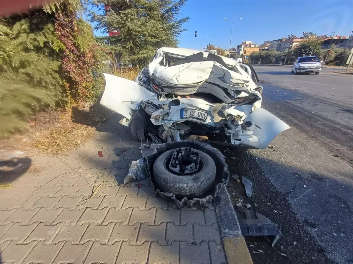 Salihli’de tırla çarpışan otomobilin sürücüsü yaralandı